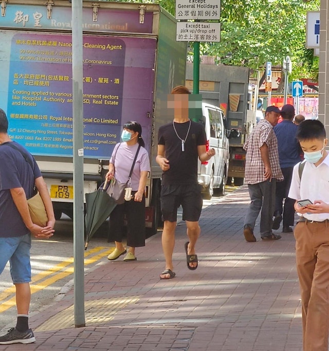  视频|疑用电子烟吸“太空油”港男踉跄趴街站不起来 