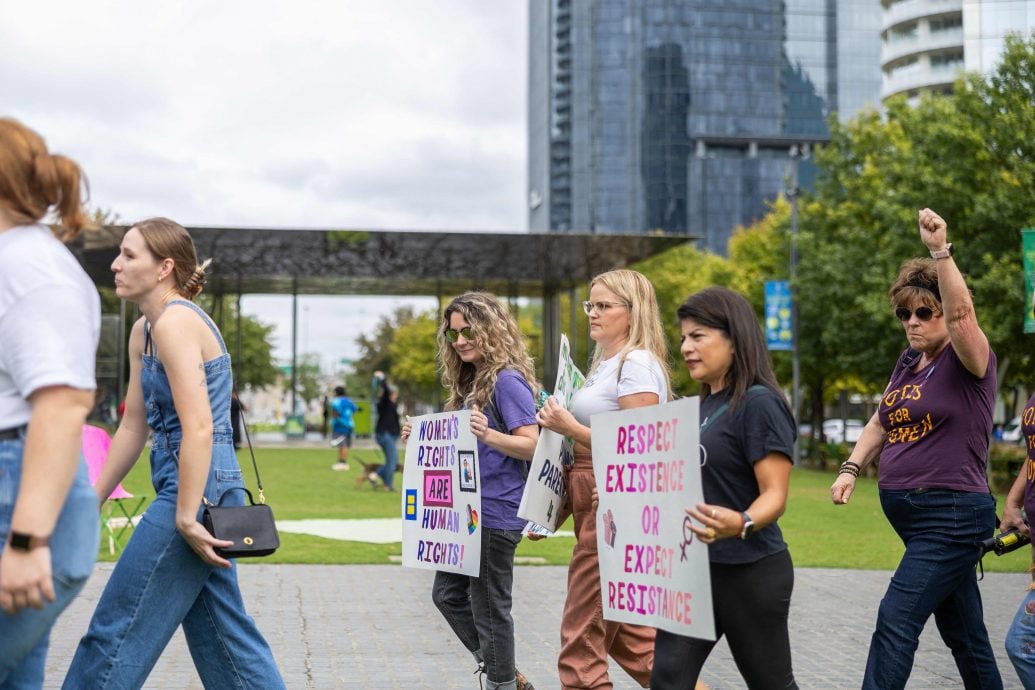 贺锦丽特朗普民调拉不开 华府女性大游行难掩焦虑