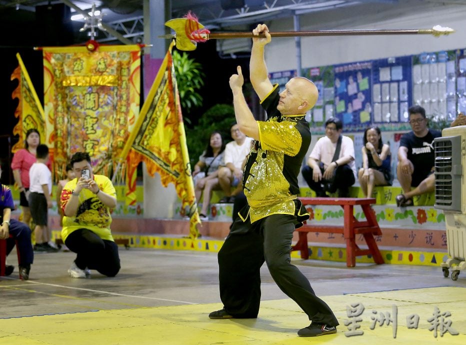 集变脸节令鼓烟花龙武艺 中华文化交流会掌声雷动