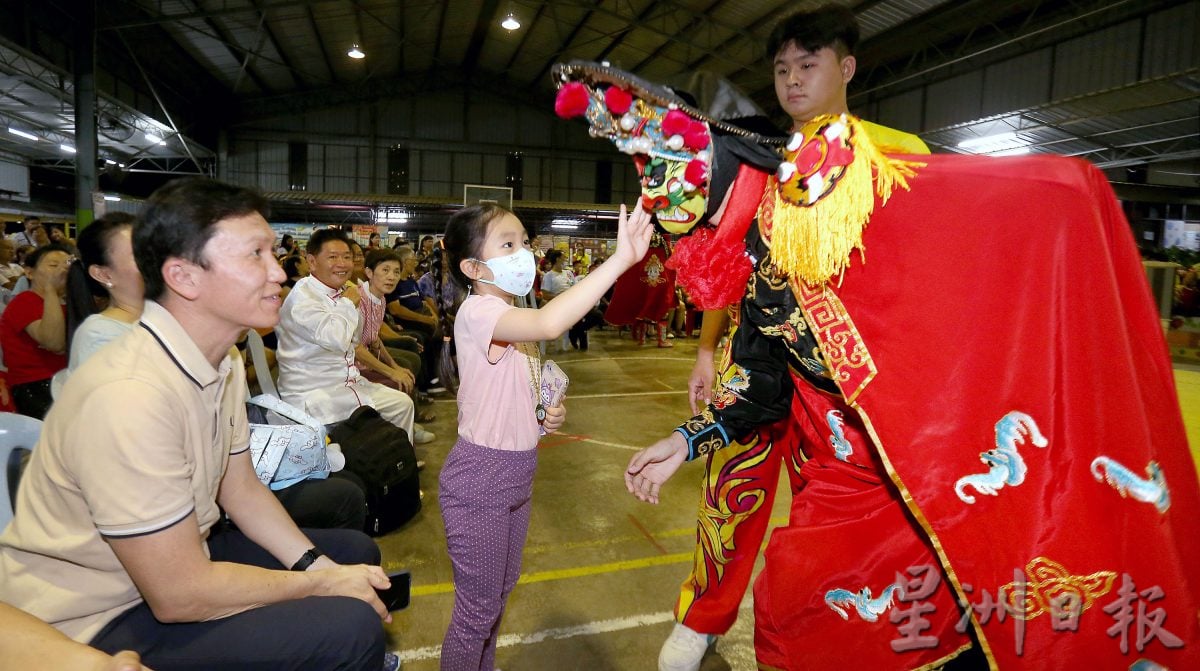 集变脸节令鼓烟花龙武艺 中华文化交流会掌声雷动