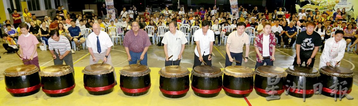 集变脸节令鼓烟花龙武艺 中华文化交流会掌声雷动