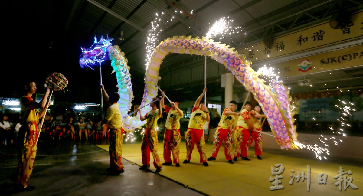 集变脸节令鼓烟花龙武艺 中华文化交流会掌声雷动