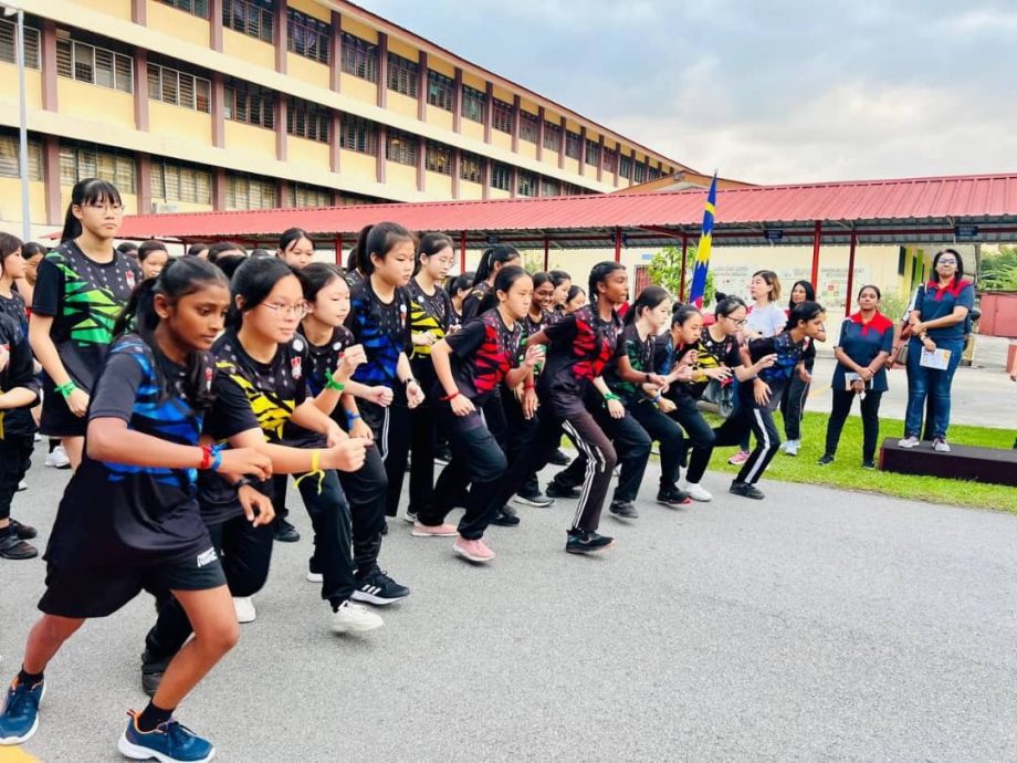 /霹：学海学记/​飞跃终点线：越野赛跑的壮丽征程