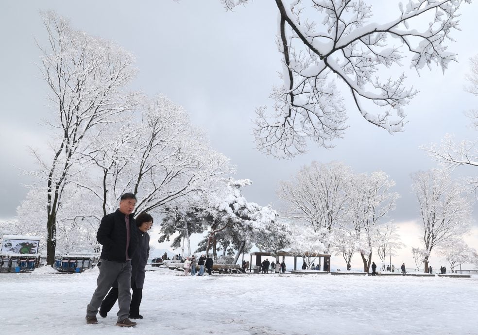 韩暴雪逾千航班大乱 乘客困机上11小时！坏天气还有两天