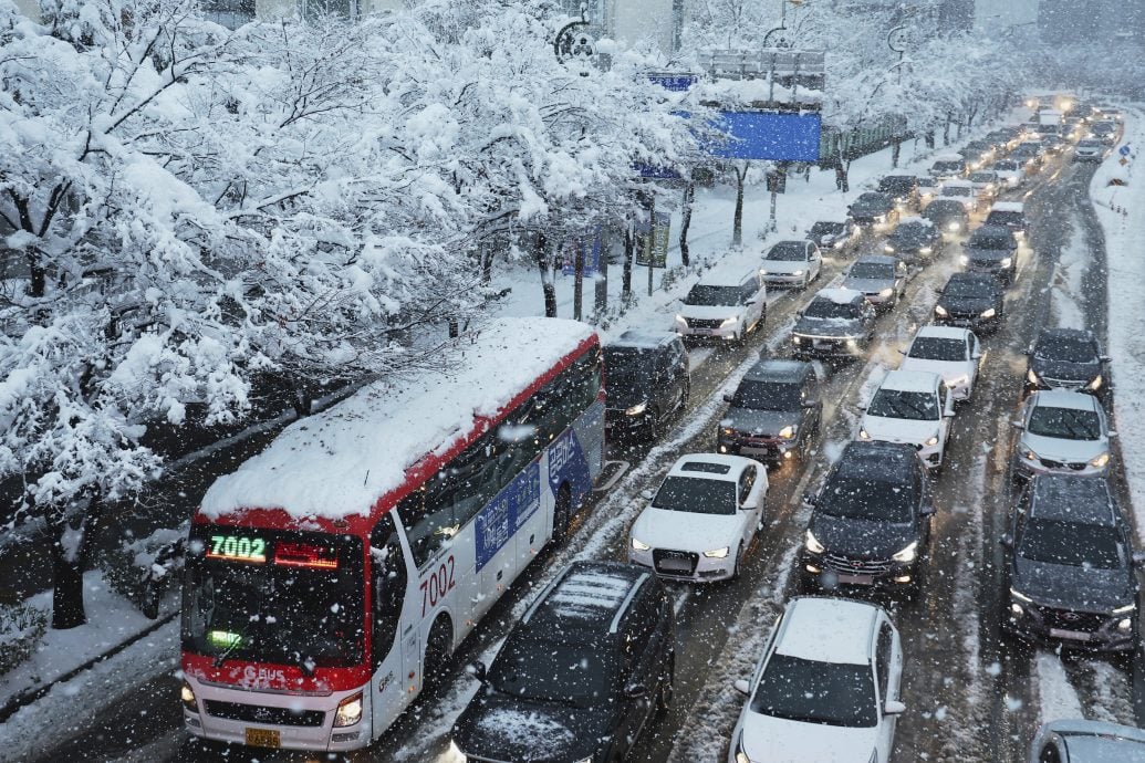 韩暴雪逾千航班大乱 乘客困机上11小时！坏天气还有两天