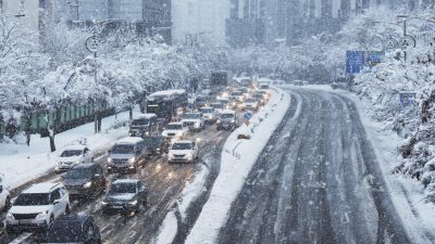 韓暴雪道路交通癱瘓！他乾脆“滑雪上班”影片曝　網嘆：比車還快