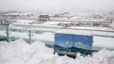 首尔11月积雪量刷50年记录 数百航班取消