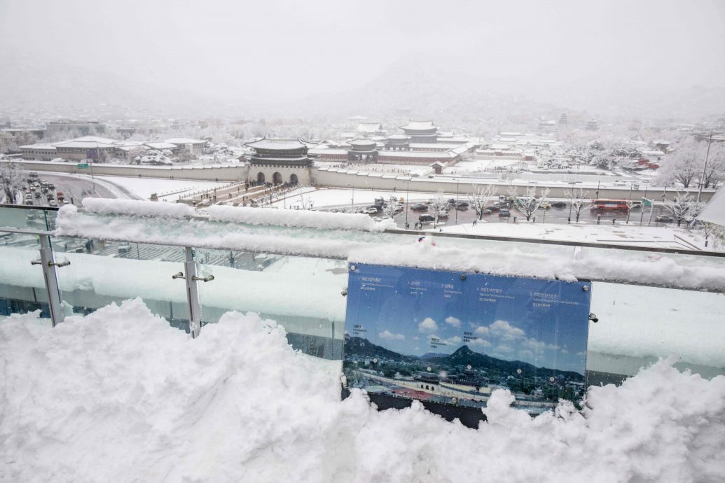 首尔11月积雪量刷50年记录 数百航班取消