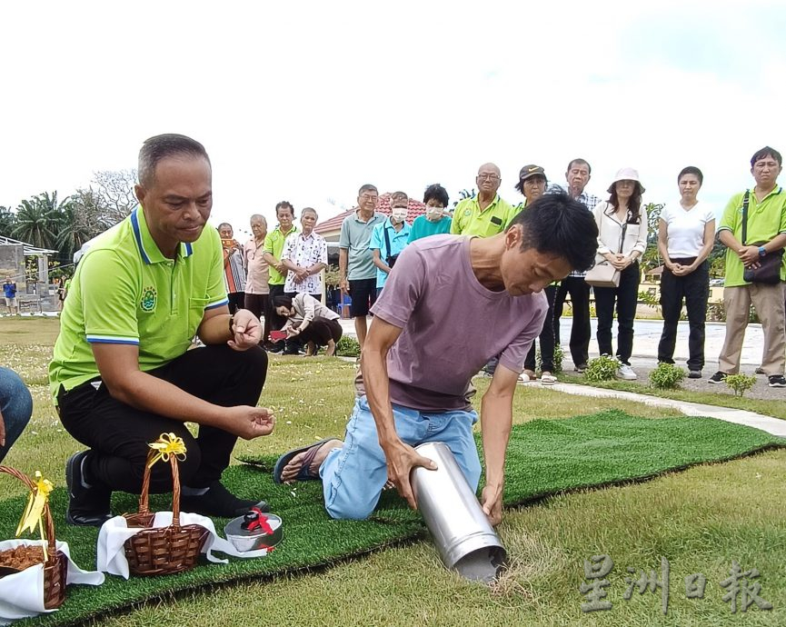 马口泷江同乡会推介植存葬，单身老人为首位安葬者