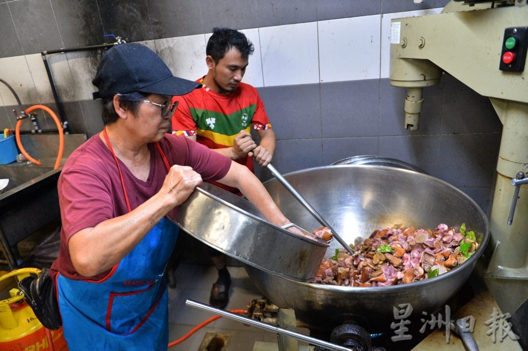 （刊期12月2日）私房好菜：知知港传统美食“狗仔鸭”，酒楼业者不私藏分享食谱 传承家乡味