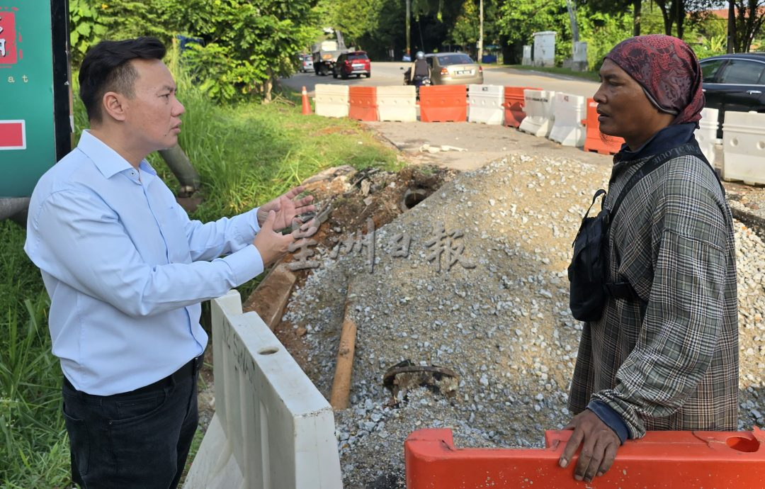 （古城封面主文）学校附近挖路维修破裂地下水管引交通阻塞 2个月了进度缓慢惹质疑