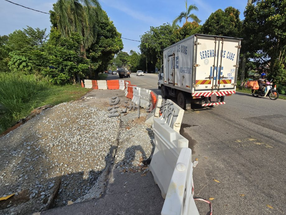 （古城封面主文）学校附近挖路维修破裂地下水管引交通阻塞 2个月了进度缓慢惹质疑