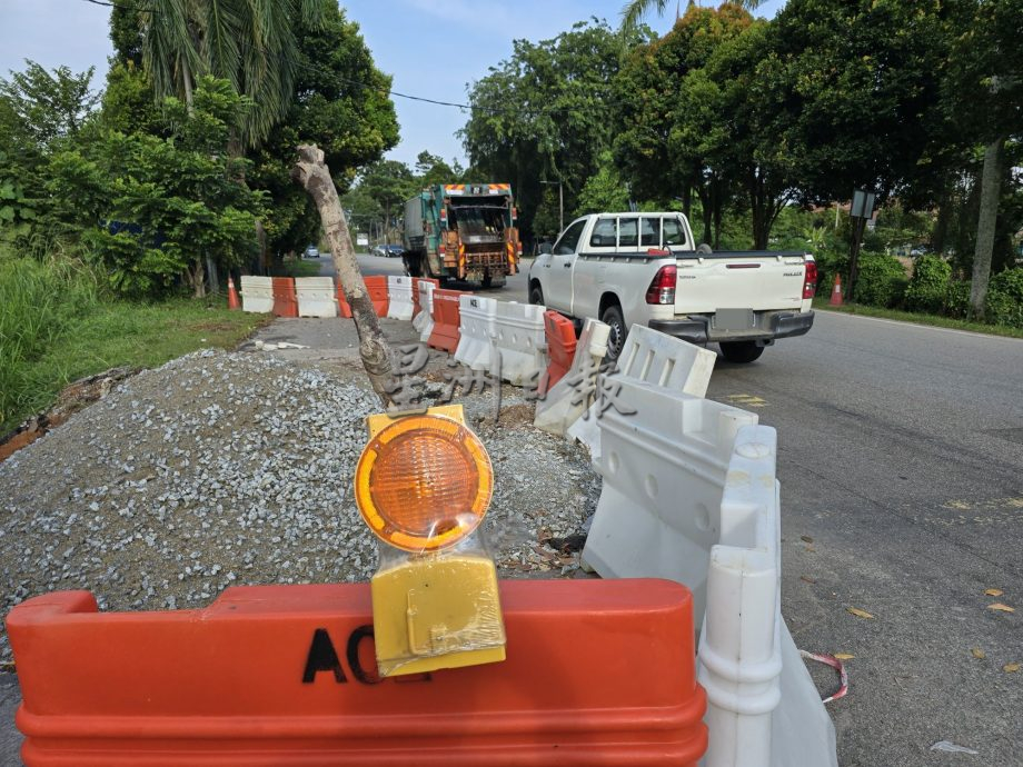 （古城封面主文）学校附近挖路维修破裂地下水管引交通阻塞 2个月了进度缓慢惹质疑