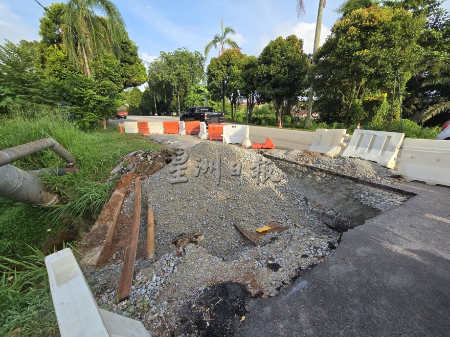 （古城封面主文）学校附近挖路维修破裂地下水管引交通阻塞 2个月了进度缓慢惹质疑