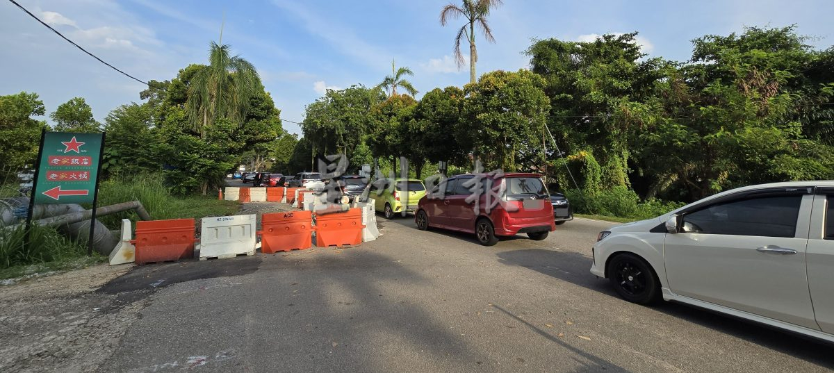 （古城封面主文）学校附近挖路维修破裂地下水管引交通阻塞 2个月了进度缓慢惹质疑