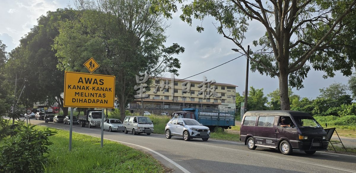 （古城封面主文）学校附近挖路维修破裂地下水管引交通阻塞 2个月了进度缓慢惹质疑