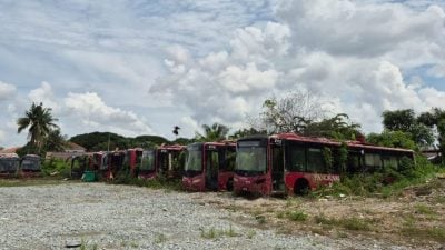 波格芒加甘榜巴登 | 破爛不堪 長滿野草 如垃圾場 11全景巴士廢棄空地