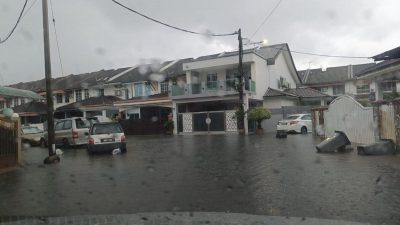 豪雨大涨潮夹攻 甲多区水灾  3疏散中心安顿220灾黎