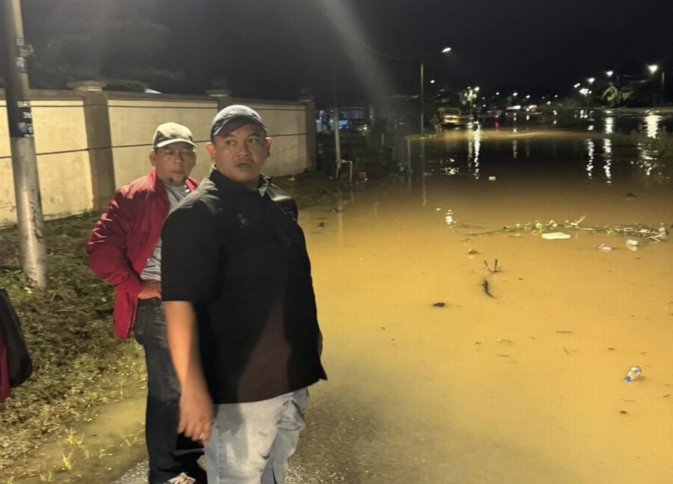 （古城封面主文）连日多时的豪雨，甲多区水灾 3疏散中心安顿220灾黎