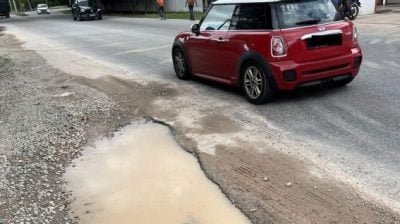 大雨積水+水管爆裂   路面坑坑窪窪 修了又破