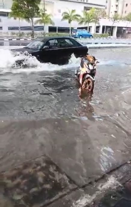 （古城版）海水涨潮淹没部分路面形成小型水道