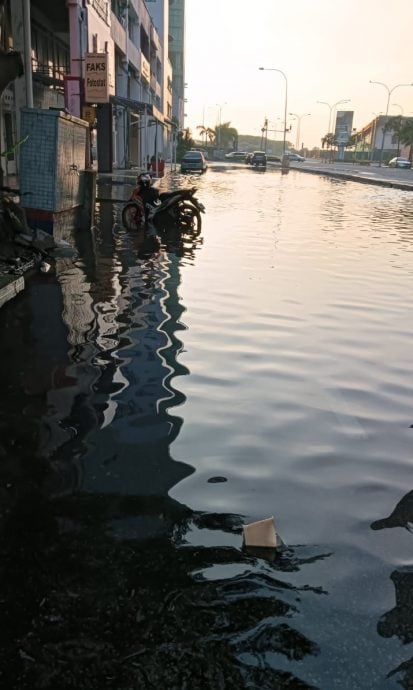 （古城版）海水涨潮淹没部分路面形成小型水道