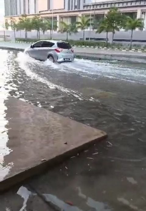 （古城版）海水涨潮淹没部分路面形成小型水道