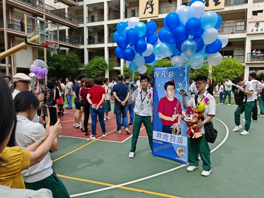 （古城第三版主文）培中毕业生唱骊歌，学生也发挥各种创意庆祝福毕业生