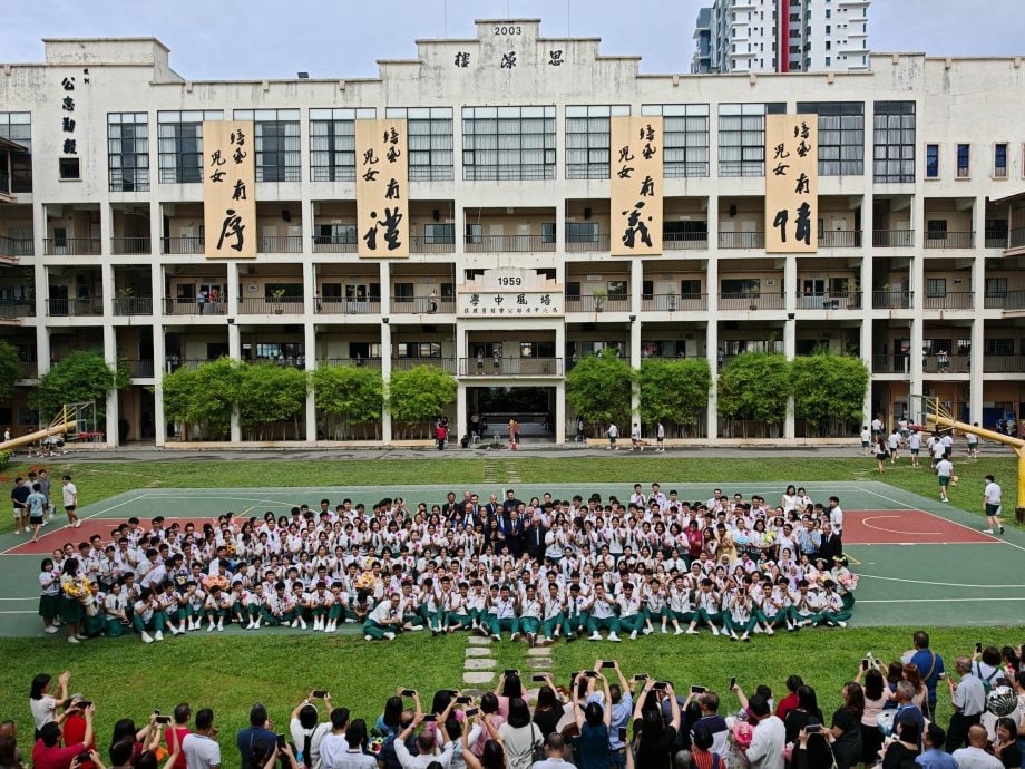 （古城第三版主文）培中毕业生唱骊歌，学生也发挥各种创意庆祝福毕业生