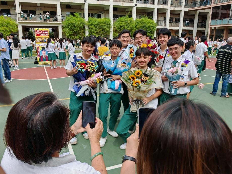 （古城第三版主文）培中毕业生唱骊歌，学生也发挥各种创意庆祝福毕业生