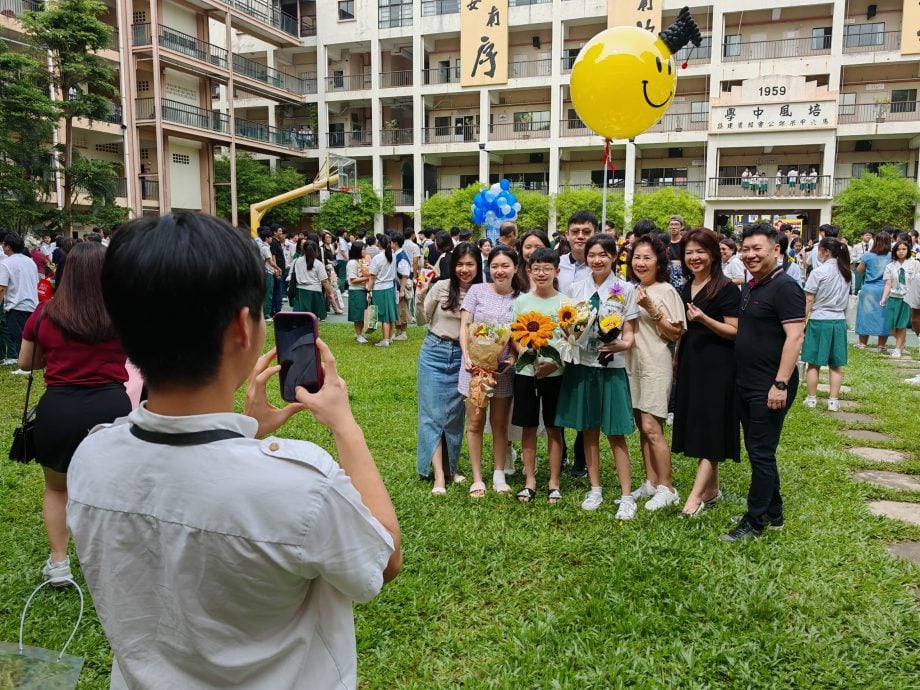 （古城第三版主文）培中毕业生唱骊歌，学生也发挥各种创意庆祝福毕业生