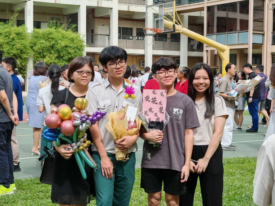 （古城第三版主文）培中毕业生唱骊歌，学生也发挥各种创意庆祝福毕业生