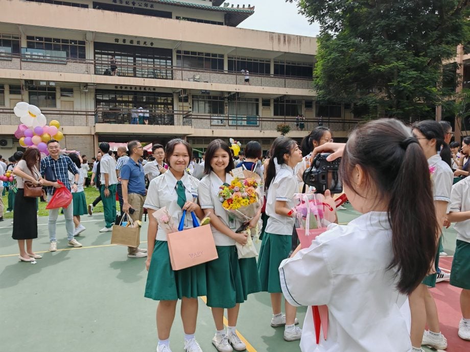 （古城第三版主文）培中毕业生唱骊歌，学生也发挥各种创意庆祝福毕业生