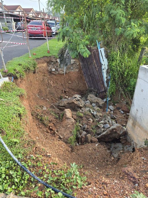 （古城第三版主文）豪雨造成住花园沟渠泥崩现大坑洞