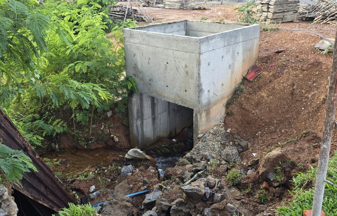 （古城第三版主文）豪雨造成住花园沟渠泥崩现大坑洞