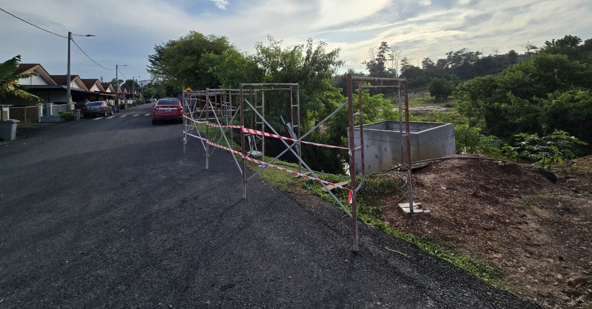 （古城第三版主文）豪雨造成住花园沟渠泥崩现大坑洞