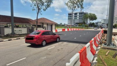 甲拉也赛阿都阿兹沿海公路   大路坑修好 恢复通车