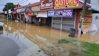 甲抛巴底街场 一夜汪洋 店铺住宅大受影响