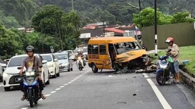 学生客货车与轿车相撞   司机受困车内