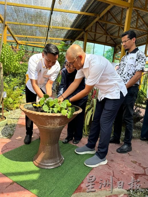 法米再诺到访柏淡传统草药园为“草药日”主持开幕。