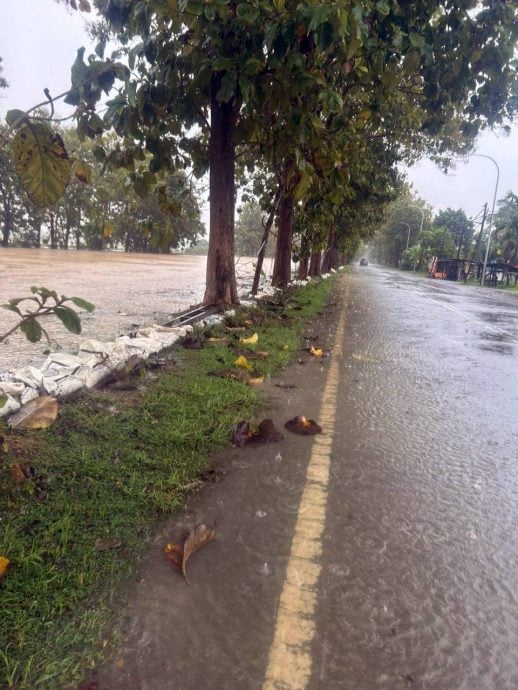 （大北马）连续36小时雨，玻河水泛滥低洼地内涝，淡汶都浪国小淹水学生戏水乐