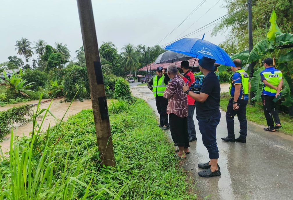 （大北马）连续36小时雨，玻河水泛滥低洼地内涝，淡汶都浪国小淹水学生戏水乐