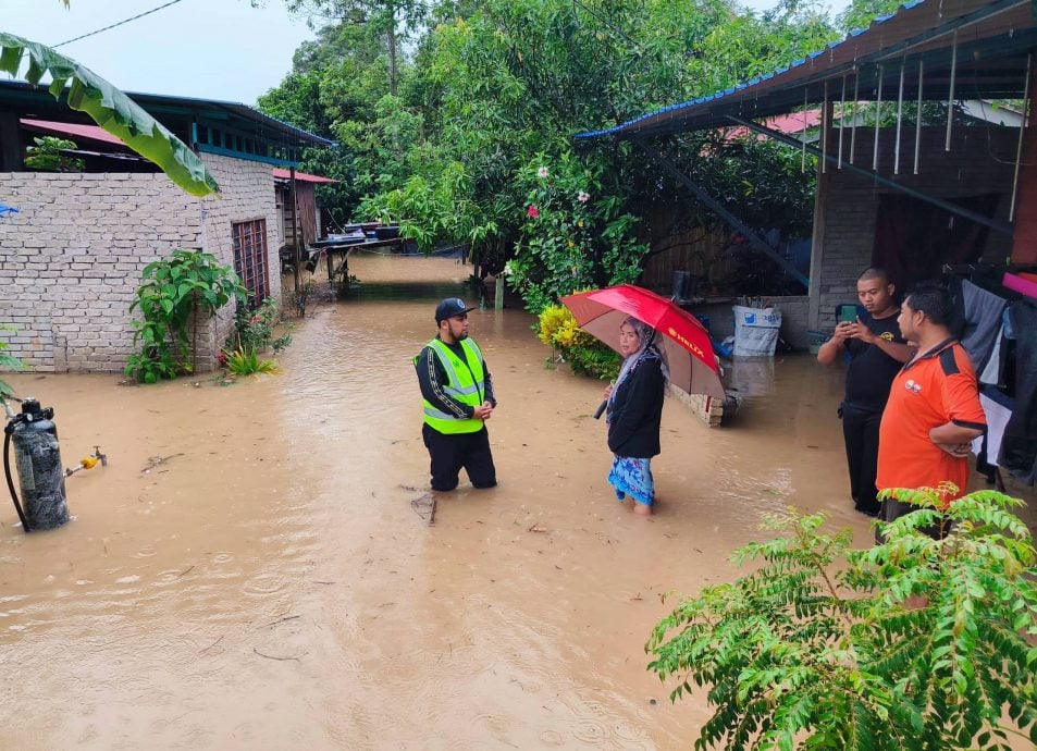 （大北马）连续36小时雨，玻河水泛滥低洼地内涝，淡汶都浪国小淹水学生戏水乐