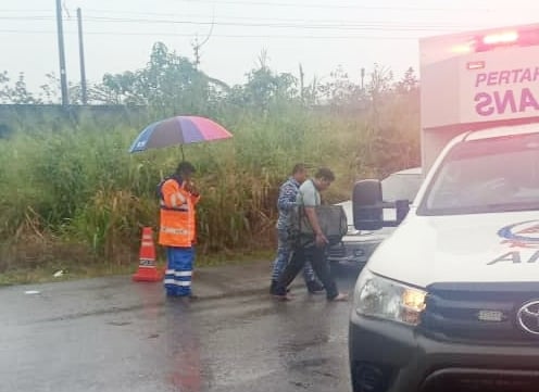 （大北马）连续36小时雨，玻河水泛滥低洼地内涝，淡汶都浪国小淹水学生戏水乐