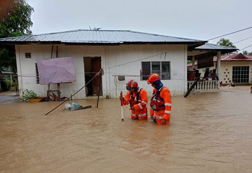 （大北马）连续36小时雨，玻河水泛滥低洼地内涝，淡汶都浪国小淹水学生戏水乐