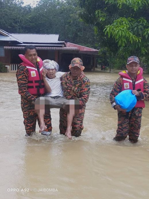 （已签发）全国：**取代前文，补1图**柔5县大雨后水灾   新山、丰盛港、东甲、居銮、昔加末传灾情