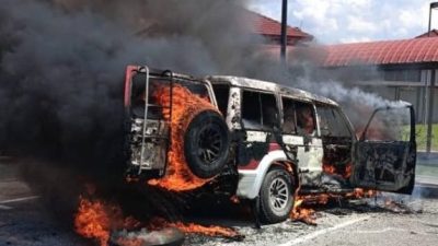 越野車大道休息站突失火  嚇得駕駛人紛紛移走愛車