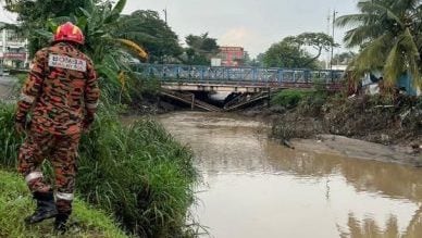 10岁男童雨天沟渠旁戏水，遭冲入沟下落不明