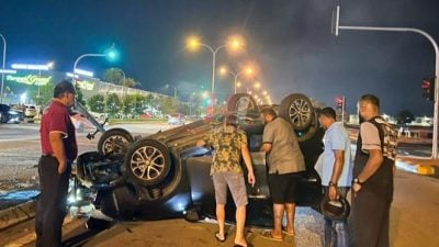 汽車失控打滑翻覆  司機僅受輕傷