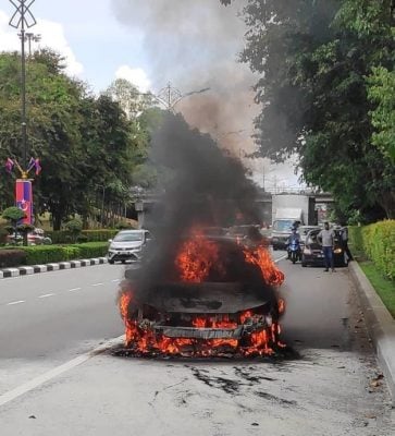 汽車機場路起火，幸無人傷亡